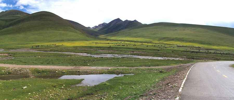 How long is the drive through Yingkuoshan Pass?