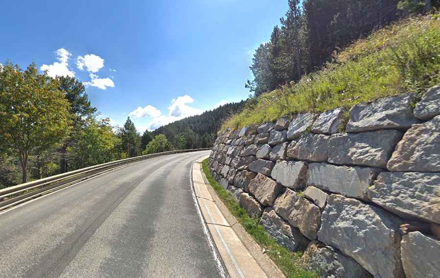 How long is the GI-400 road?