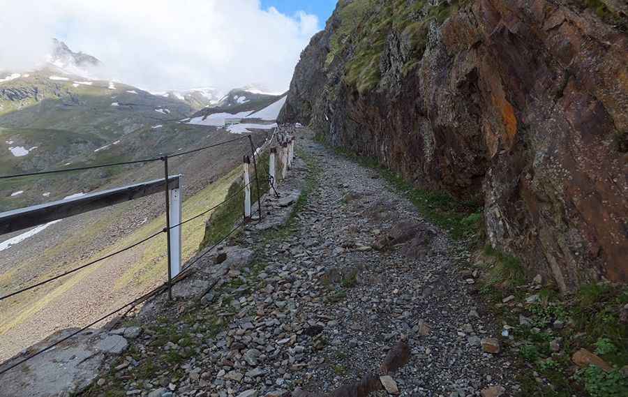 How long is the old road to Gavia Pass?