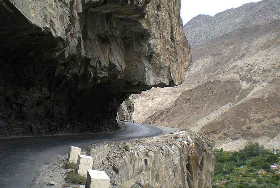 How long is the road from Gilgit to Skardu?