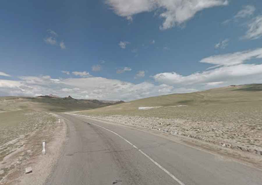 How long is the road through Ar-Bulagiyn Davaa?