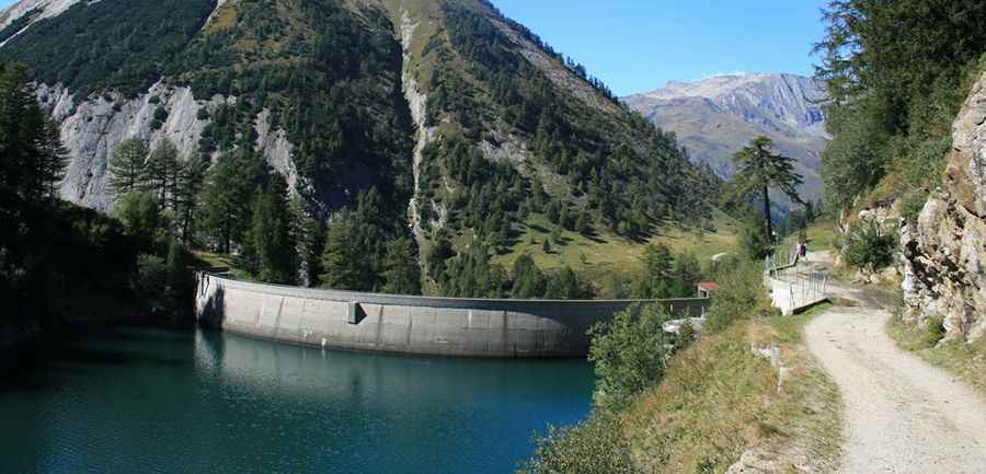 How long is the road to Capanna Adula?