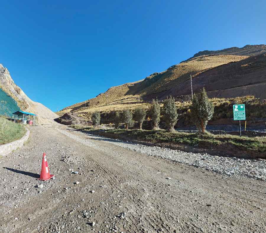 How long is the road to Cerro Llacsacocha?