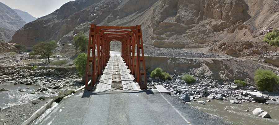 How to cross the scenic Puente Tablachaca