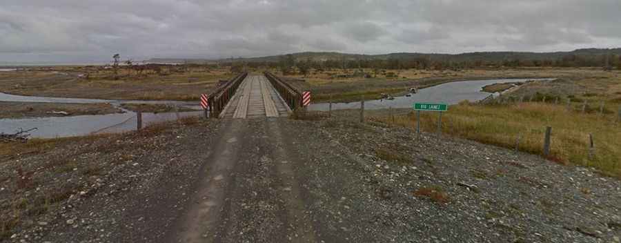 How to cross the wooden Lainez River bridge in Tierra del Fuego?