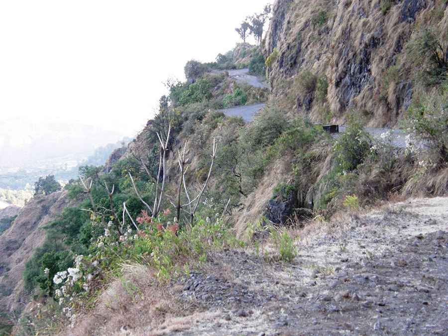 How to drive the erratic road to Wolkefit Pass through the Simien Mountains