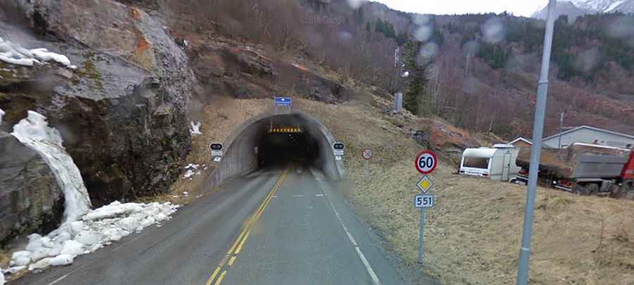 How to drive the scenic Road Fv551 on the southeastern shore of the Hardangerfjorden?