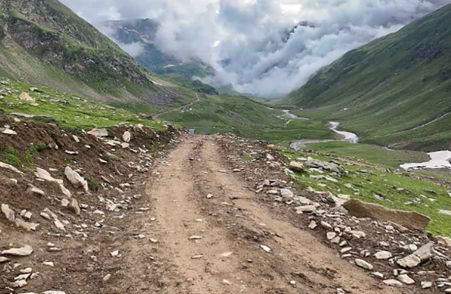 How to drive the unpaved road to Patlian Pass in Kaghan Valley?