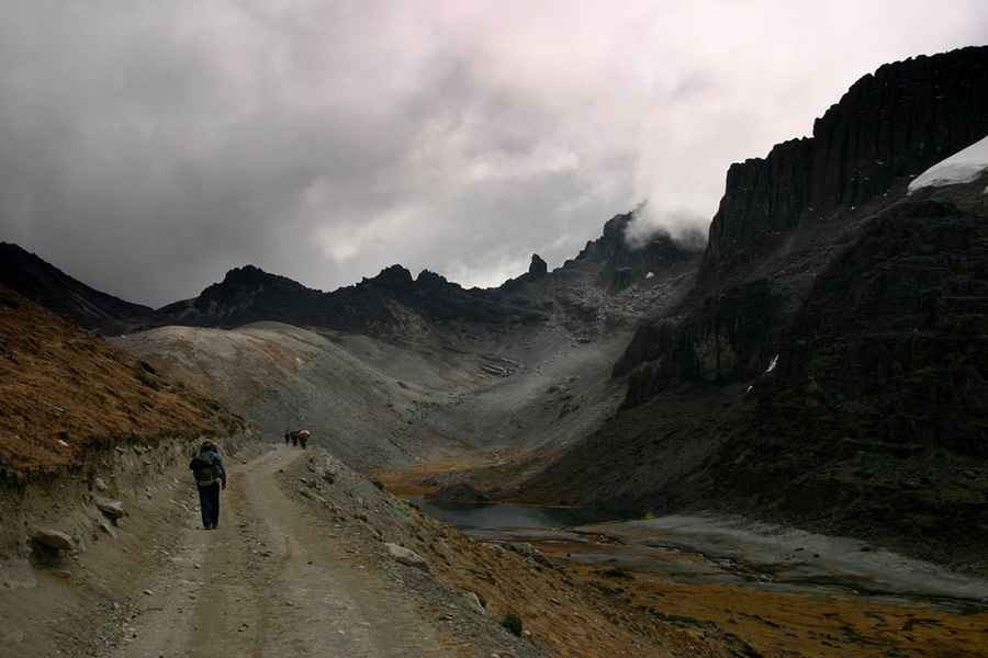 How to drive the unpaved road to Rhity Apacheta Pass in La Paz Department?