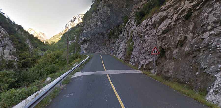 How to get by car to Desfiladero de La Hermida?