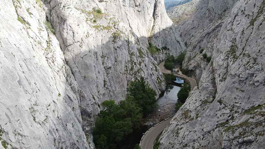 How to Get by Car to Hoces de Vegacervera Canyon in Leon?