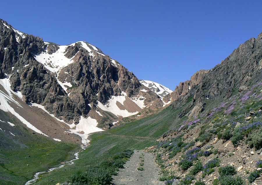 How to get by car to Tang-e Galu Pass on the way to Alam-Kuh?