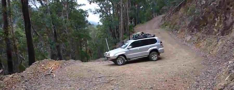 How to get by car to the lookout at Dampier Mountain in Deua?