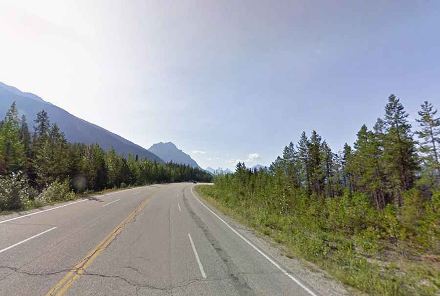 How to get to the scenic Athabasca Pass Lookout in Alberta?