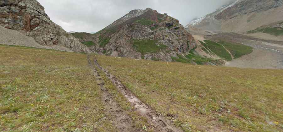 How to reach the Lenin Peak Base Camp by car?