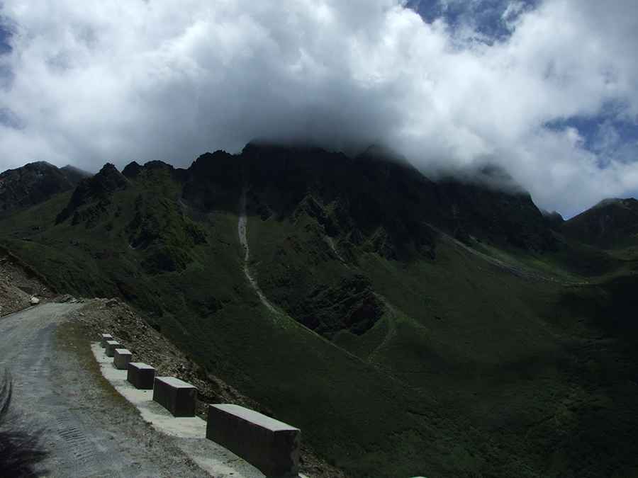 Is&nbsp;Tso-Le Road unpaved?