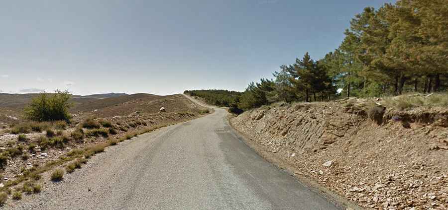 Is Puerto de Escúllar paved?