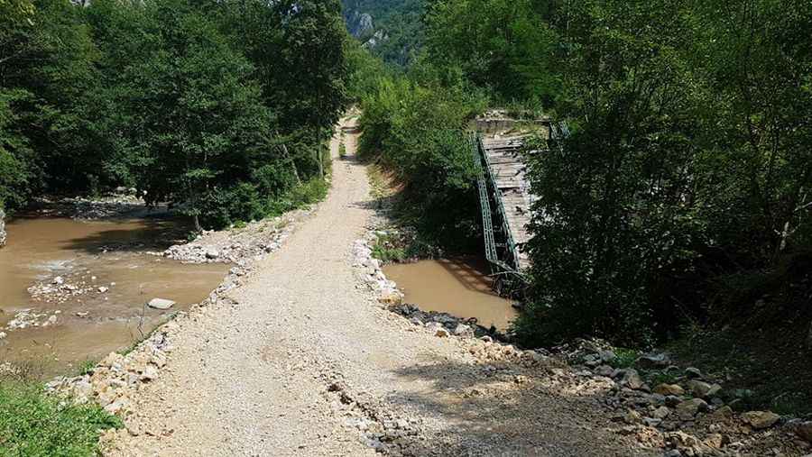 Is Road M5 through the Prača Canyon unpaved?