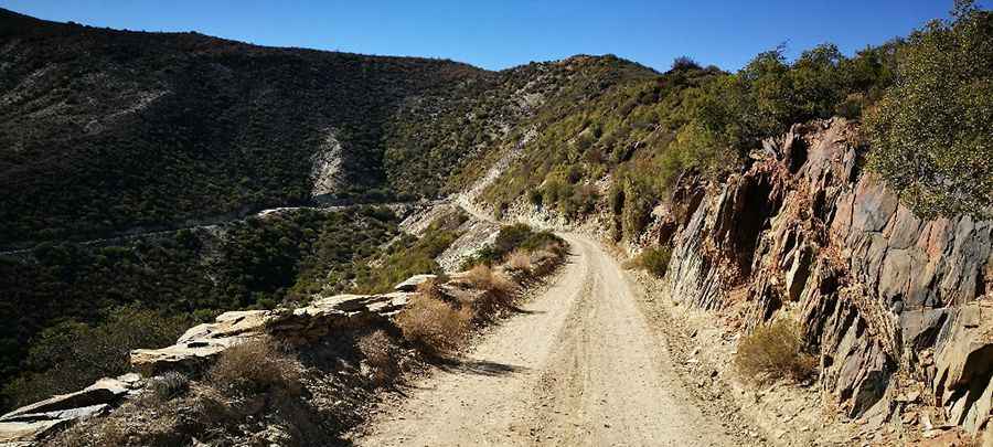 Is Rooiberg Pass unpaved?