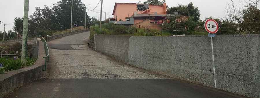 Is Rua da Barreira paved?