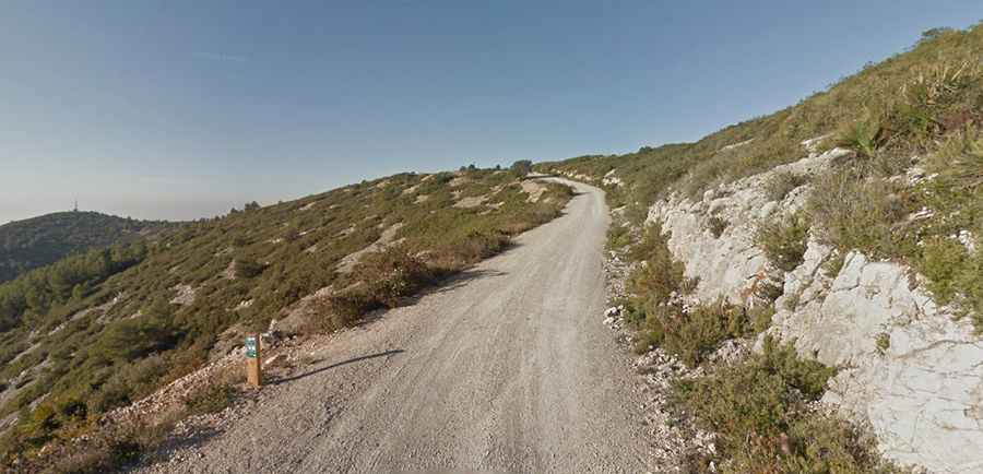 Is the gravel road to Pic de l’Àliga suitable for all vehicles?