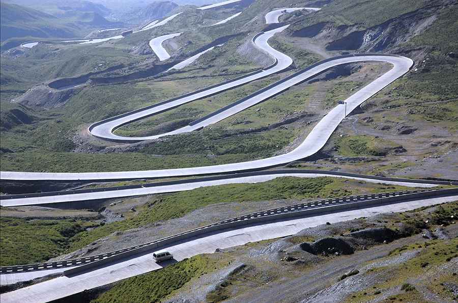 Is the road over Dariga Pass paved?