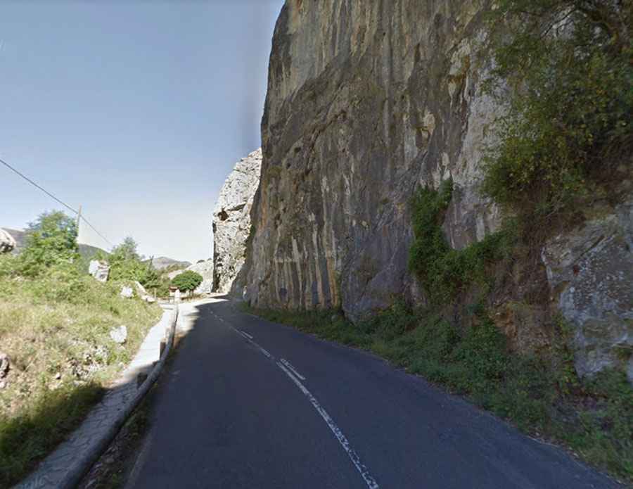 Is the road through Desfiladero de la Estrechura paved?