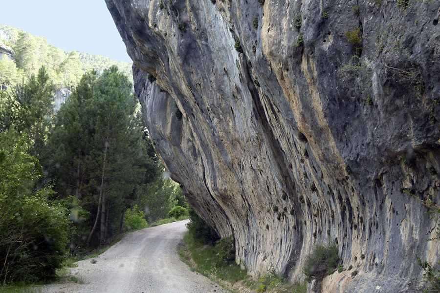Is the road through Garganta del Rio Tajo paved?