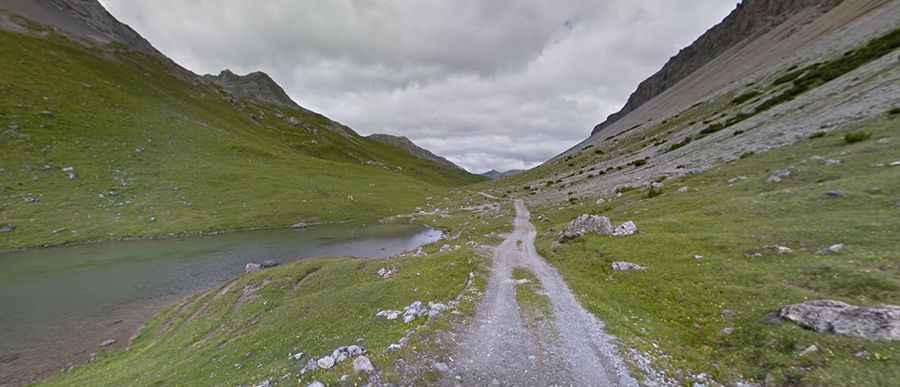 Is the road to Alpisella Pass one of the best 4x4 tracks in the Livigno Range?
