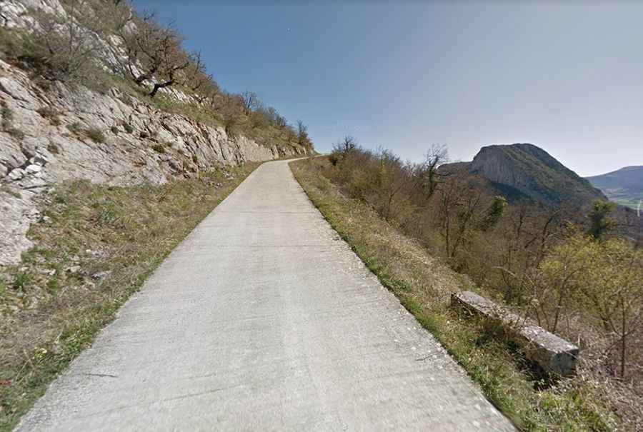 Is the road to Alto de San Miguel de Aralar paved?