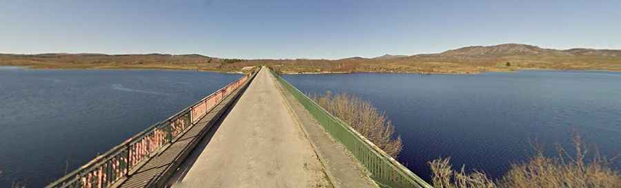 Is the road to Alto de Vaires paved?