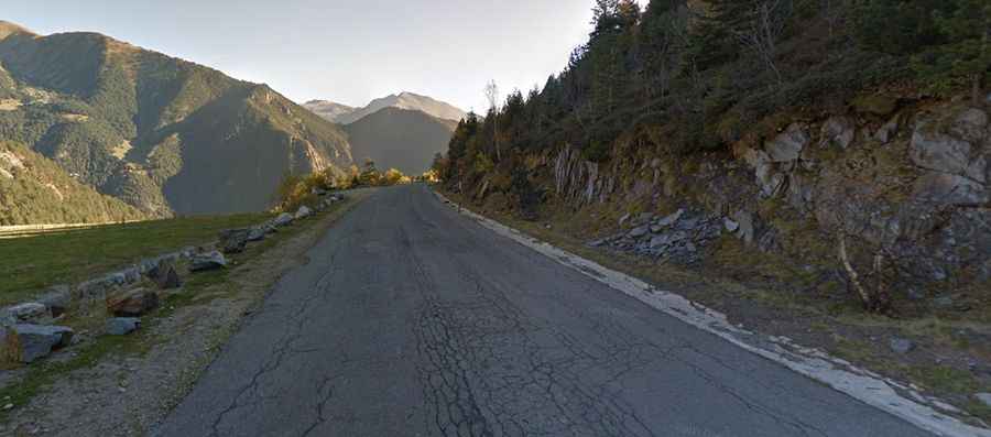 Is the road to Arinsal Ski Resort paved?