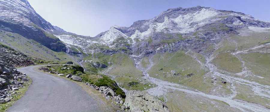 Is the road to Cirque de Troumouse paved?