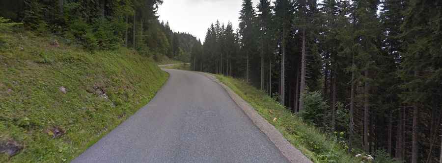 Is the road to Col de la Savoliere paved?