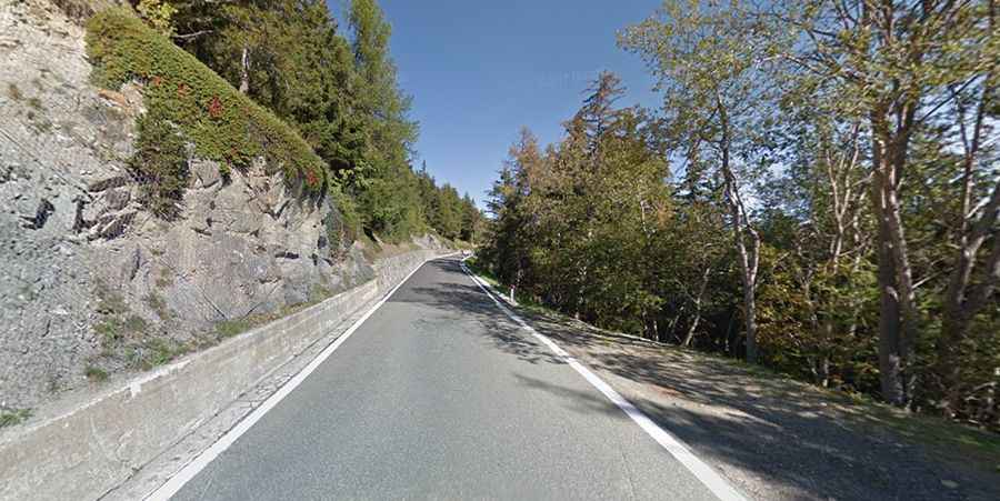 Is the road to Col de St-Pantaleon in Italy paved?