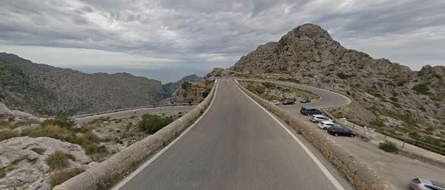 Is the road to Coll dels Reis paved?