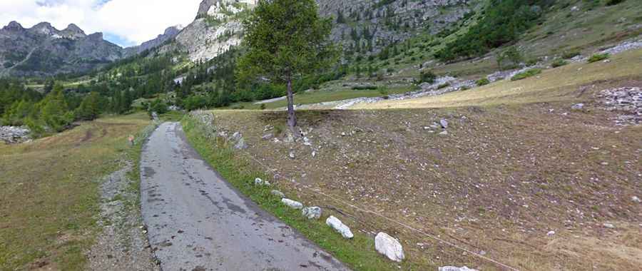 Is the road to Colle del Preit paved?