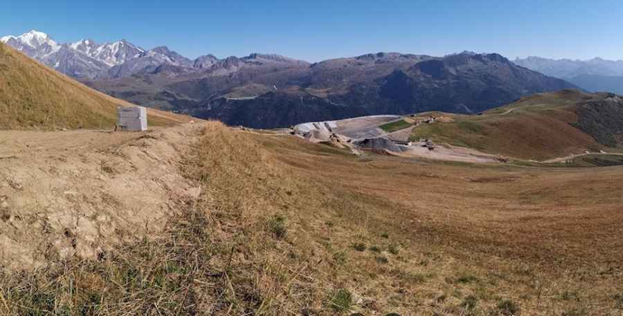 Is the road to Crête de Douce unpaved?