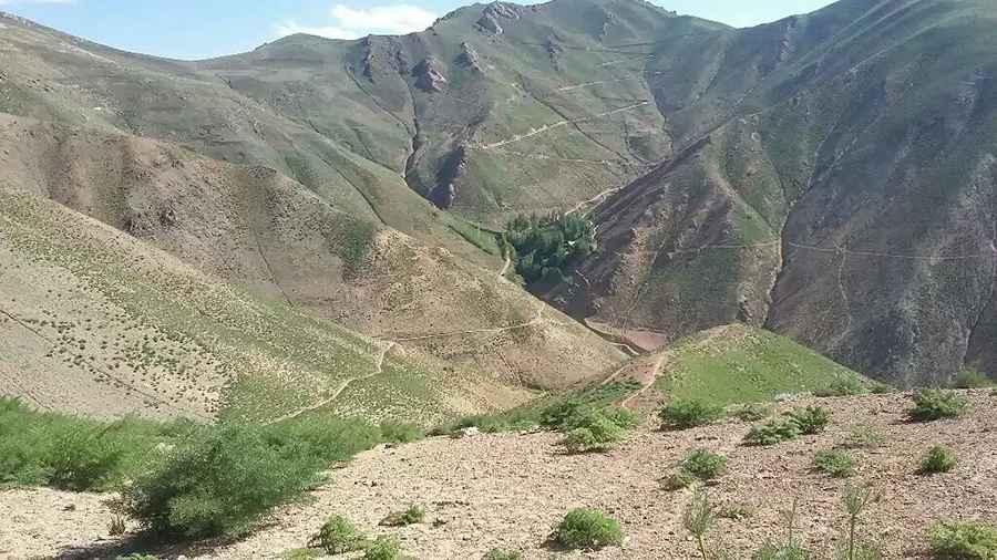 Is the road to Kotal-e Gardish unpaved?