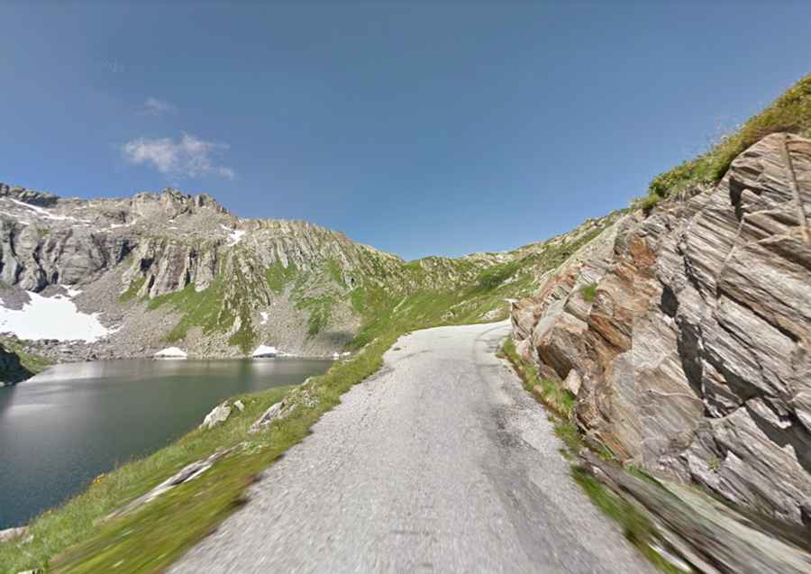 Is the road to Lago del Narèt in Ticino paved?