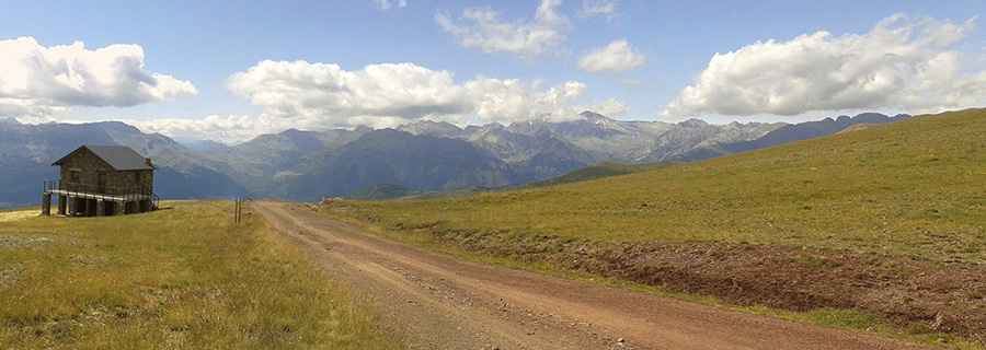 Is the road to Pedras Blancas in Aragón paved?