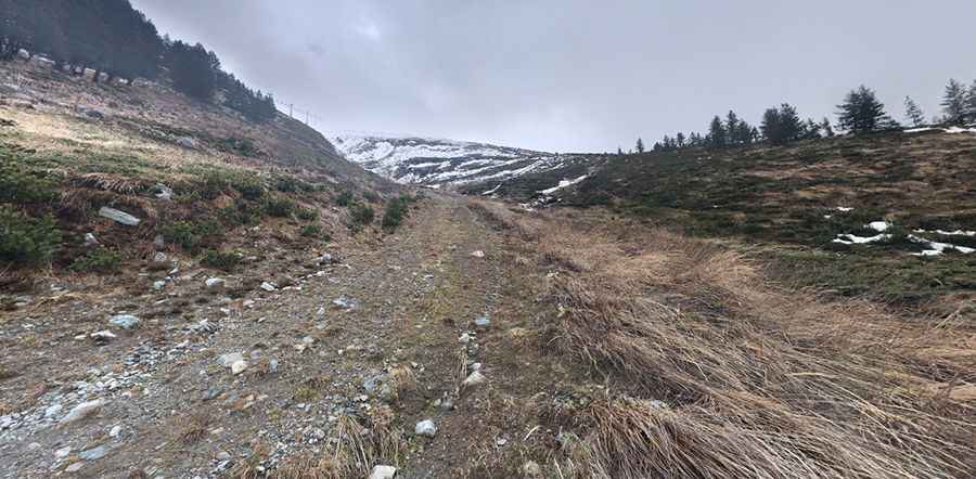 Is the road to Piribeg difficult to drive?