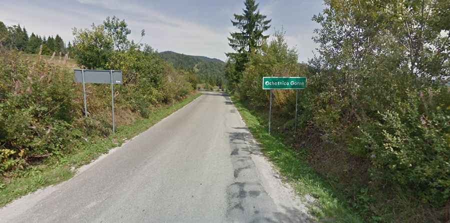 Is the road to Przelecz Knurowska paved?