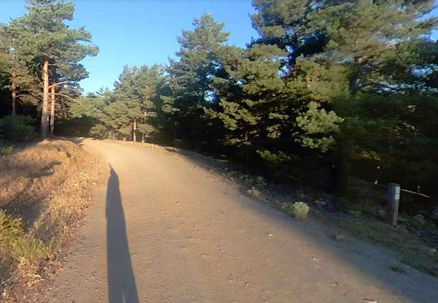 Is the road to Refugio de Las Hoyas unpaved?