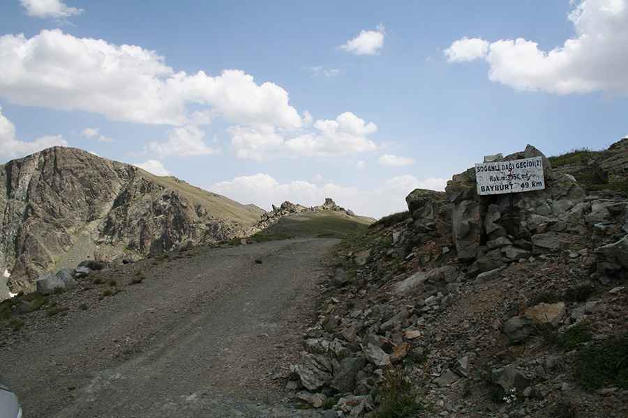 Is the road to Soğanlı Dagi Geçidi unpaved?