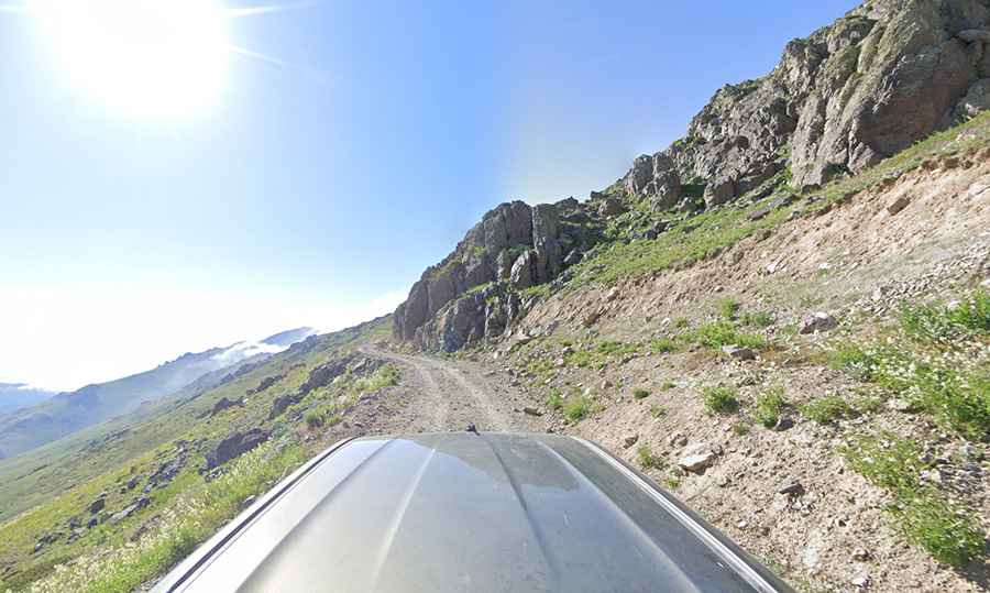 Is the road to Üzengili Yaylası unpaved?