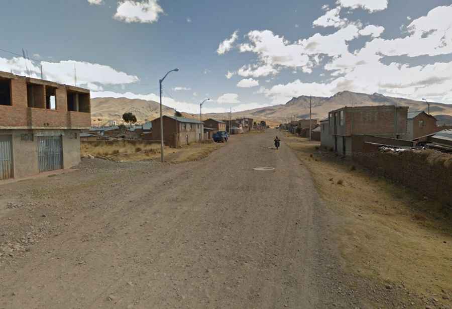 Is the unpaved road to Abra Mañazo in Peru difficult to drive?