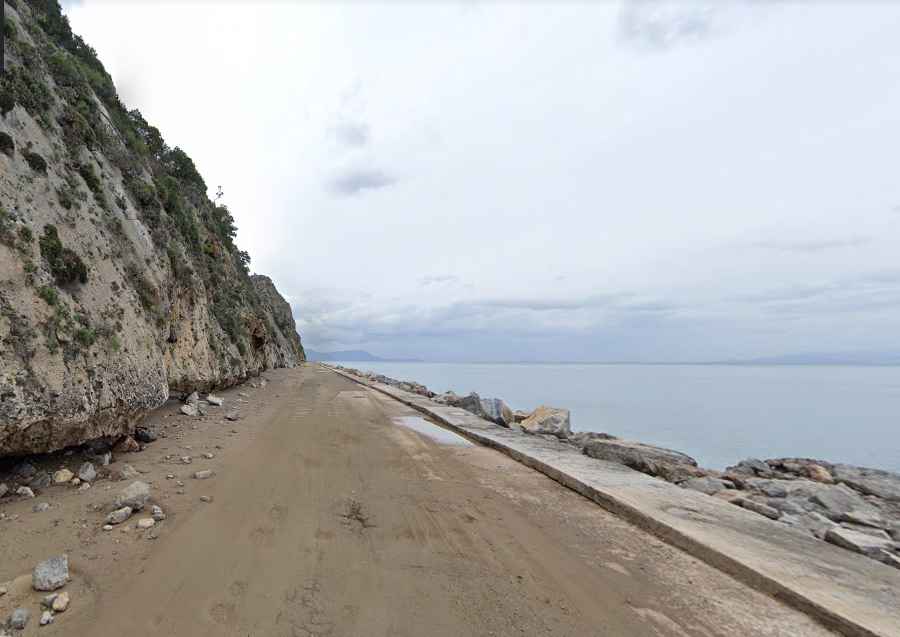 It’s raining rocks on the road from Kato Alepochori to Psatha