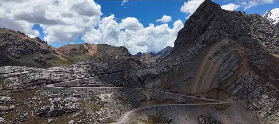 Jatunchacua: Driving the high Paso Retrochero in the Peruvian Andes