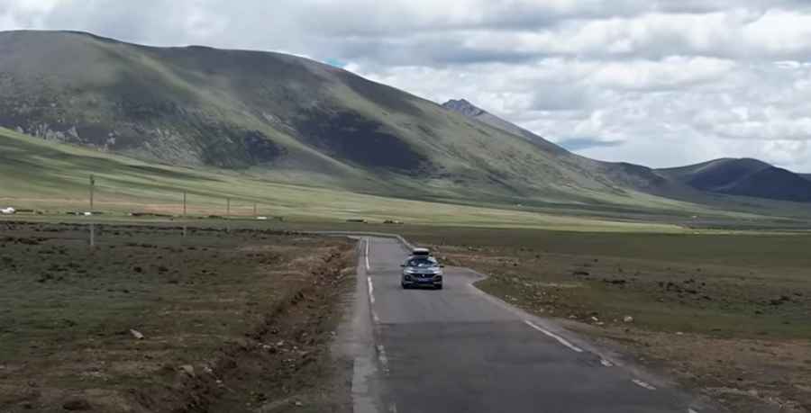 Ljou La: Ascending China's Majestic Mountain Pass in Tibet